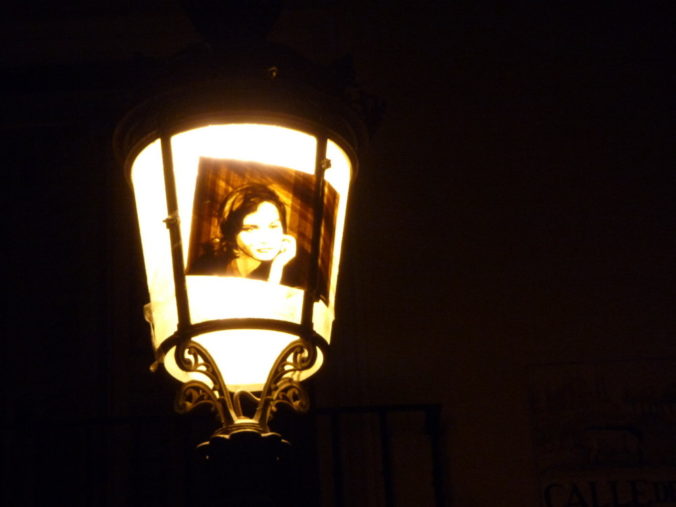 Artwork made of packing tape for the Stick Together project, hung up on a street lamp in Spain by Max Zorn. Kunst mit Klebeband, art du ruban