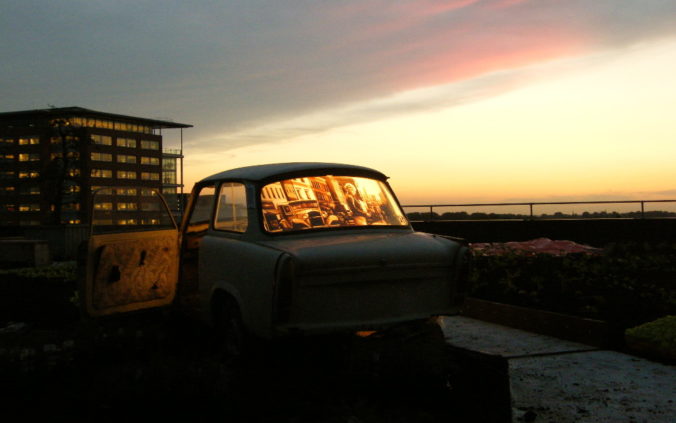 Street art at night. Tape artwork installed in a car by Max Zorn. Installation on roof top in Amsterdam. Kunst mit Klebeband installiert in ein Auto. art du ruban, auto.